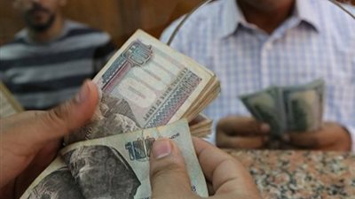 ضبط عامل بحوزته 22 ألف جنيه في مطار سوهاج