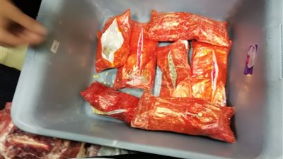 إحباط تهريب أقراص مخدرة داخل لحوم مجمدة في مطار القاهرة