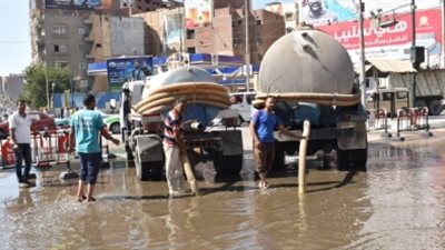 كسر مفاجئ بخط مياه الشرب بشارع النبوي المهندس في الفيوم (صور)