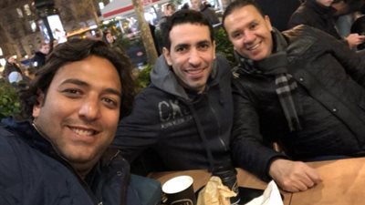 «سيلفي» ميدو ومعلول وأبو تريكة في باريس يجذب مئات المعجبين