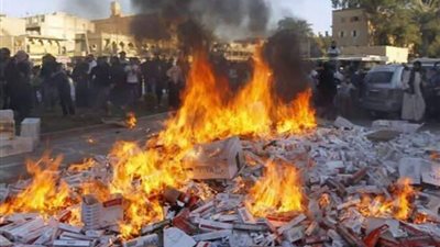 بالصور.. «داعش» يجمع علب السجائر والمعسل ويحرقها في سوريا