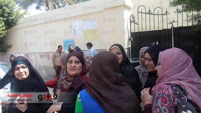 بالصور.. أولياء أمور طلبة المدارس الخاصة يتظاهرون لزيادة المصاريف