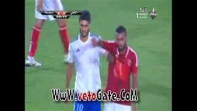 بالفيديو.. اشتباك بين حسام عاشور والعجيزي أثناء مباراة الأهلي وسموحة