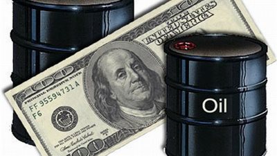 النفط يوسع خسائره وسط قلق من وفرة في المعروض