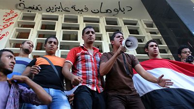 طلاب الدبلومات يتظاهرون أمام 