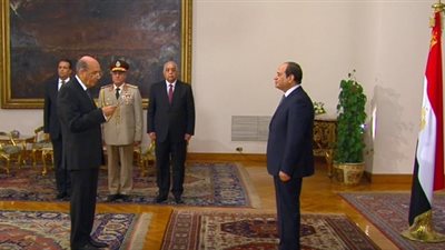 لحظة أداء النائب العام ورئيس مجلس الدولة اليمين الدستورية أمام السيسي (فيديو)