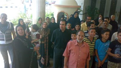 الأهالى يتظاهرون ضد معلمة إخوانية رفعت شعار رابعة بالمحلة