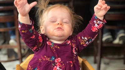 رد فعل طفلة بعد تناولها البيتزا لأول مرة (صور)