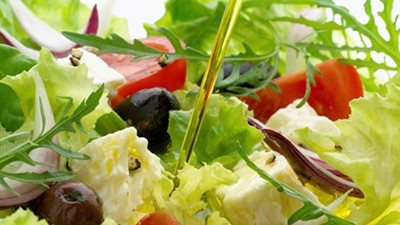 الزيتون والمكسرات والفيتامينات تقى من النوبات القلبية