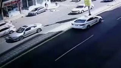 تصرف صادم لسائق صدم رجلاُ وهو يحاول عبور الطريق بمكة (فيديو)