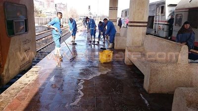 «النقل» تطلب تقريرا يوميا عن حالة النظافة بالسكك الحديدية