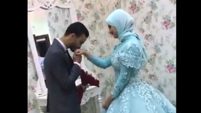 رد فعل أصدقاء العريس لحظة رؤيتهم العروس (فيديو)