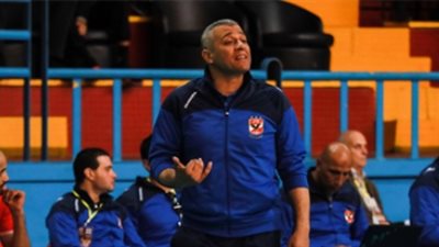 مدرب «طائرة الأهلي» يجتمع بلاعبيه قبل مواجهة حسم الدوري