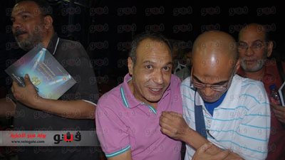 بالصور.. خالد صالح يشاهد «زعف النخيل» لفرقة مطروح