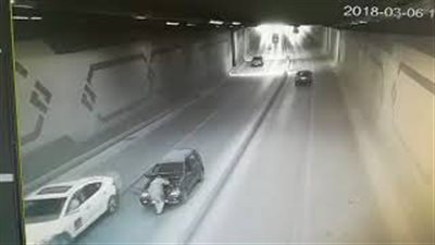 لحظة دهس شاب يقوم بإصلاح سيارته في عمان (فيديو)