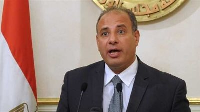 محافظ الإسكندرية يضع إكليل الزهور على النصب التذكاري للشهداء