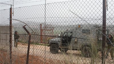 أطفال فلسطينيون يعتصمون قرب السياج الحدودي مع إسرائيل تنديدا باغتيال جرادات