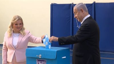 نتنياهو وزوجته يدليان بصوتيهما في صناديق الاقتراع (فيديو)