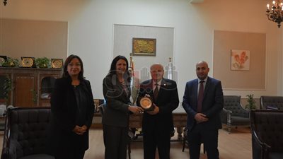 مديرة هيئة فولبريت الأمريكية تزور جامعة الزقازيق.. صور