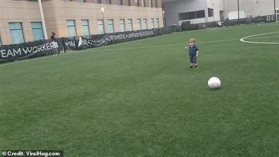 رد فعل طفل شاهد فتيات جميلات خلال لعبه بالكرة (فيديو وصور)