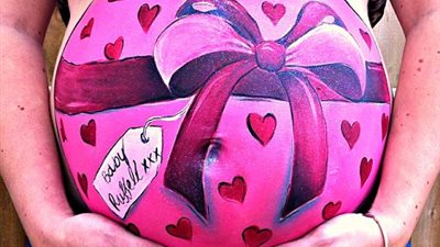 بالصور.. أحدث تقاليع حوامل بريطانيا يرسمون على بطونهم حيوانات وطيور