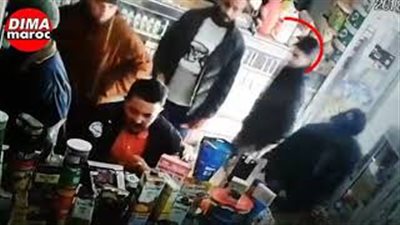 لحظة سرقة لص زبون داخل سوبر ماركت (فيديو)