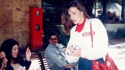 بالصور.. ملكة إسبانيا بائعة سجائر سابقا