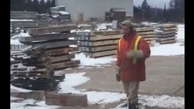 عامل بناء يضع نفسه في موقف محرج (فيديو)