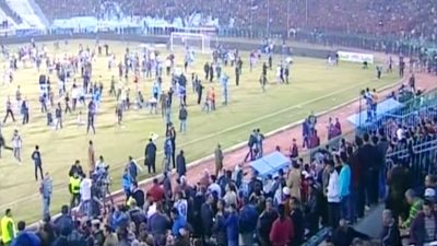 جماهير المحلة يقتحمون الملعب أثناء مباراة مقاولين طنطا