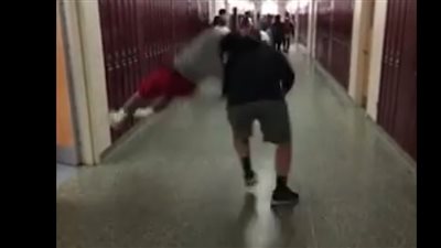 شاب يتسبب في سقوط آخر بدين بطريقة مروعة (فيديو)