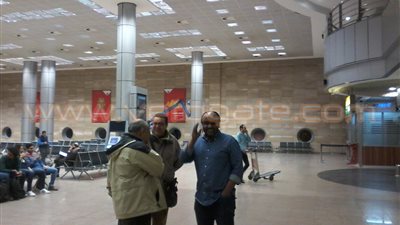 بالصور..إسماعيل يوسف يصل مطار القاهرة لاستقبال «ماكليش»