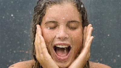 3 أضرار صحية لغسل الوجه في أثناء الاستحمام