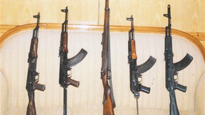 5 مواطنين يسلمون أسلحتهم طوعًا للأجهزة الأمنية بـ