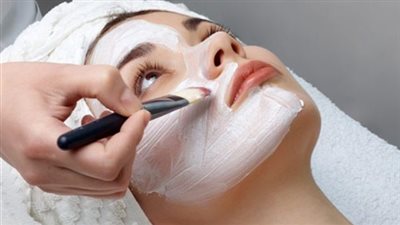 «ماسك شمع العسل وزيت اللوز» لعلاج اليدين من جفاف الشتاء