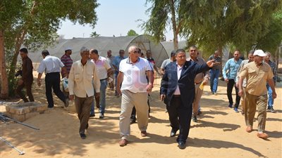 محافظ الوادي الجديد يتفقد أعمال الصيانة بمدرسة الزراعة في الخارجة