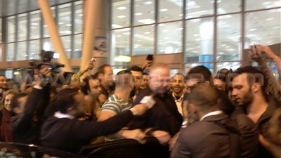 بالصور.. جماهير الزمالك تستقبل «ماكليش» بمطار القاهرة