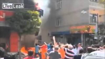 بالفيديو.. حامل تقفز من شرفة منزلها خوفًا من الاحتراق