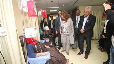 غادة والي تزور «بهية» وتناقش كيفية التوعية بالكشف المبكر عن الأورام
