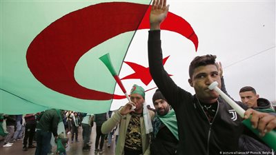 الجزائر في عنق الزجاجة.. تشدد النظام أمام إصرار الحراك