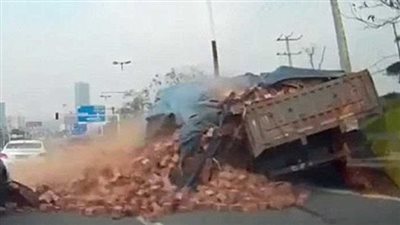 النيابة تطلب التحريات في حادث انقلاب سيارة محملة بالطوب بالجيزة