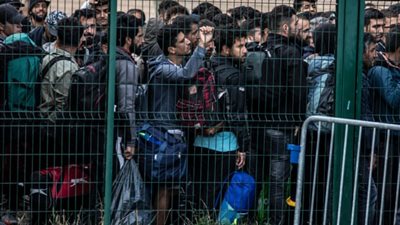 عندما تضيع الأوطان.. صور مهينة لإخلاء مخيم لاجئين عرب في فرنسا