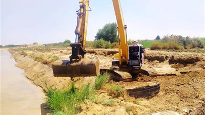 محافظ أسوان يتابع تداعيات انهيار الجسور الترابية لأحواض الصرف