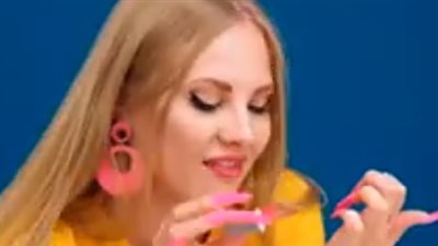 7 أشياء تعاني منها صاحبات الأظافر الطويلة (فيديو)