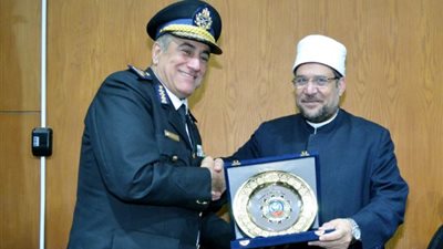 «مدير معهد القادة» يهدي درع أكاديمية الشرطة لوزير الأوقاف