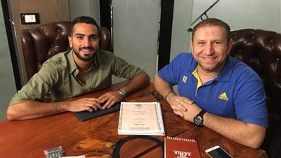أحمد عبد الباسط يتعاقد مع محمد الشرنوبي لبطولة 