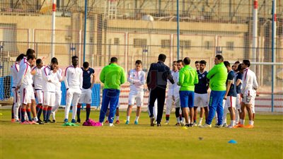 الزمالك يؤدي مرانه الختامي.. وإيهاب جلال يشتكي سوء أرضية الملعب