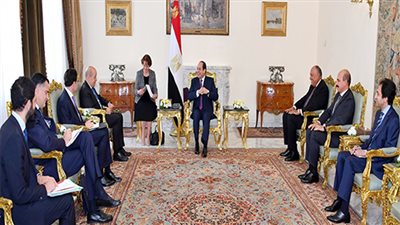 السيسي يستقبل وزير خارجية فرنسا.. الرئيس يؤكد أهمية العلاقات بين البلدين.. يناقش تعزيز التعاون في مختلف المجالات.. يعلن موقف مصر الداعم للحل السياسي في سوريا.. وتسوية الأوضاع في ليبيا 