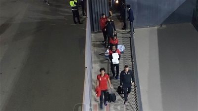 لاعبو الأهلي يصلون ستاد القاهرة استعدادا لمباراة مونانا «صور»