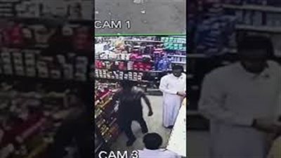 لحظة اعتداء شخص على آخر وطعنه بآلة حادة داخل سوبر ماركت (فيديو)