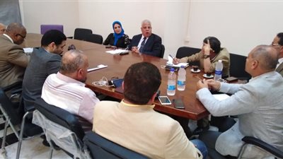 نائب محافظ القاهرة للمنطقة الشرقية يناقش تحسين خدمة الإنترنت